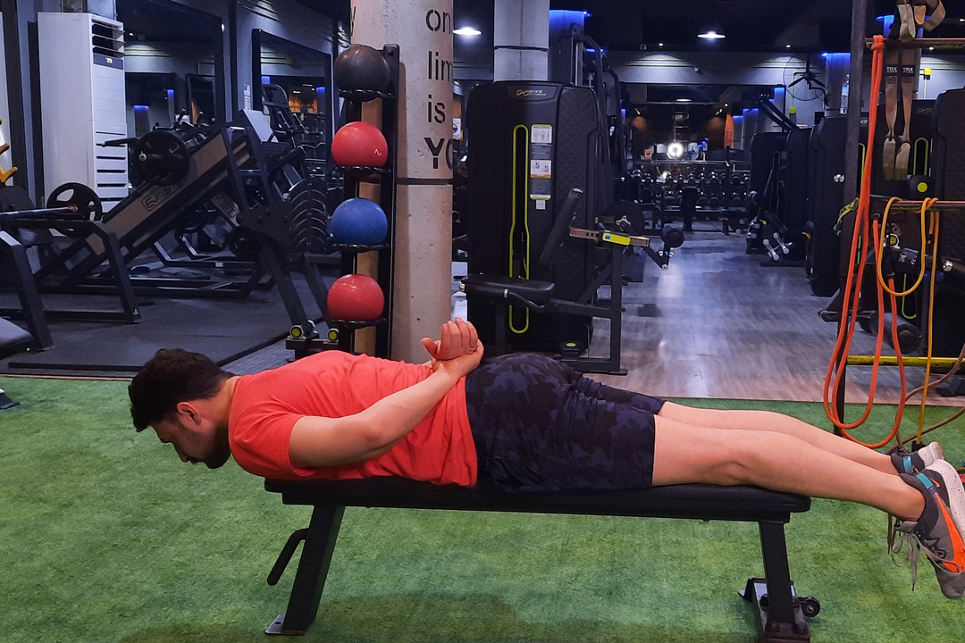 باز کردن گردن سر بیرون میز خوابیده