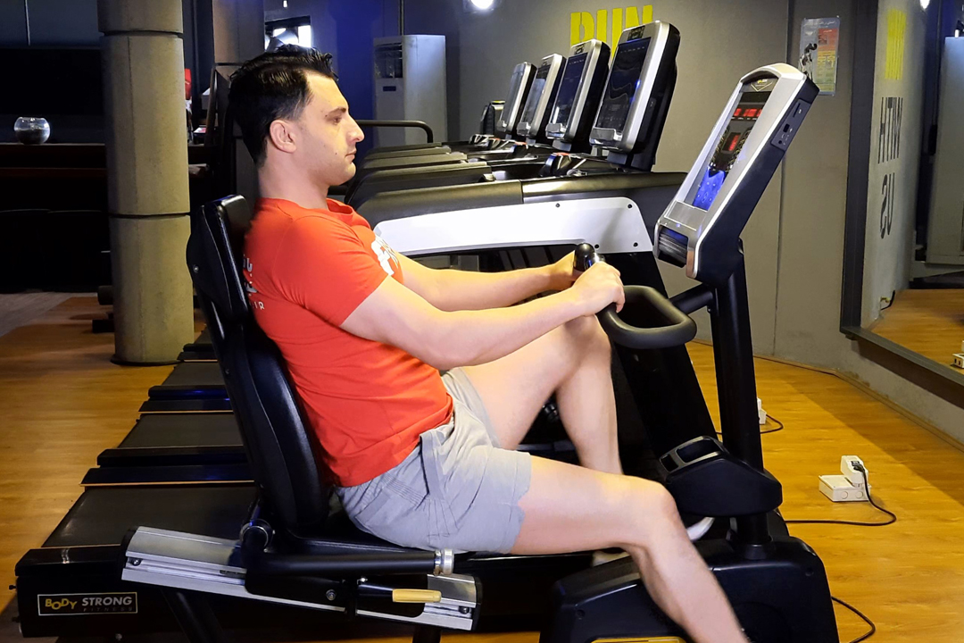 دوچرخه ثابت نشسته