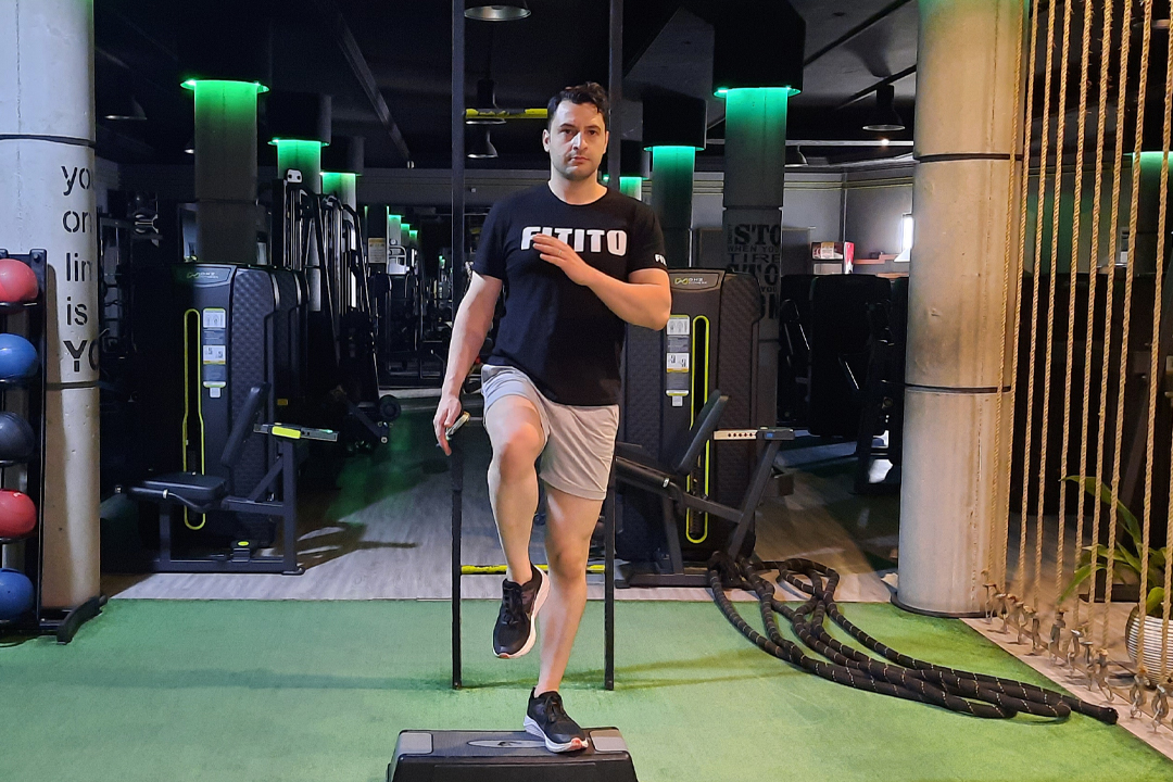 زانو بالا متناوب روی استپ