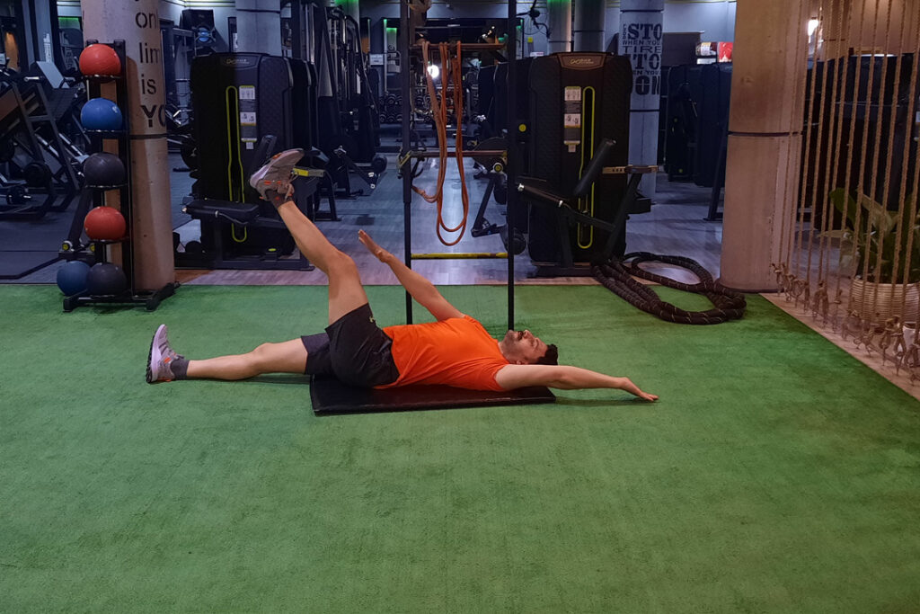 بالا بردن دست و پا مخالف طاقباز