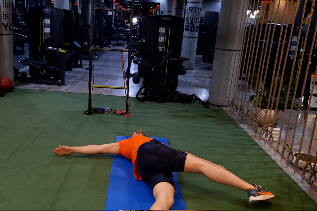 کشش ضربدری سرینی خوابیده