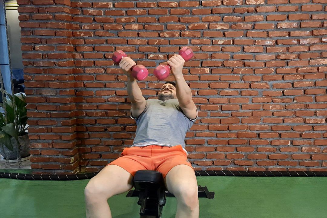 پرواز بالاسینه دمبل جفت از پایین خوابیده