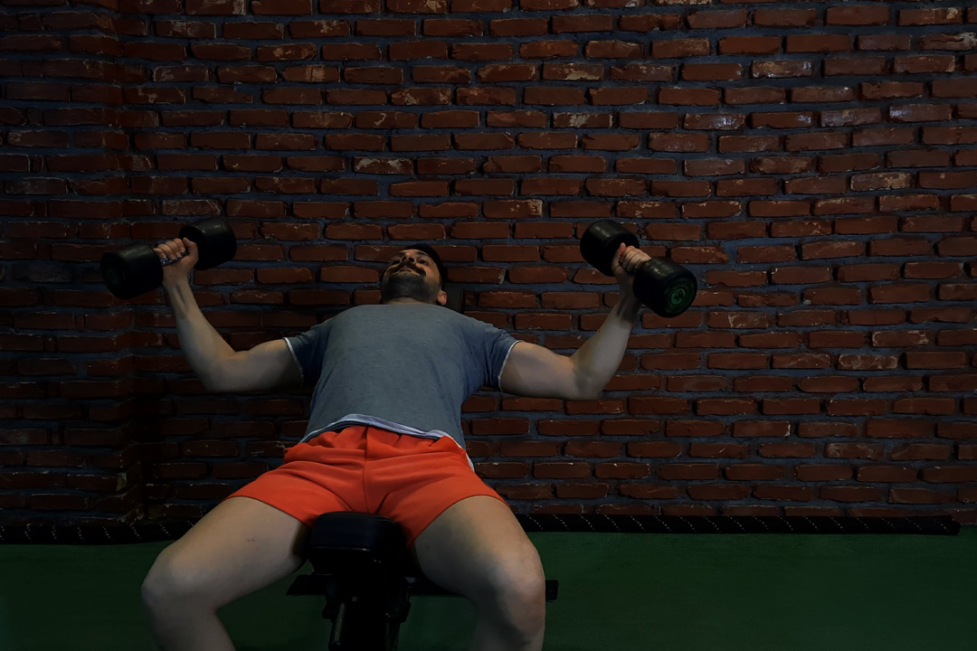 قفسه بالاسینه دمبل