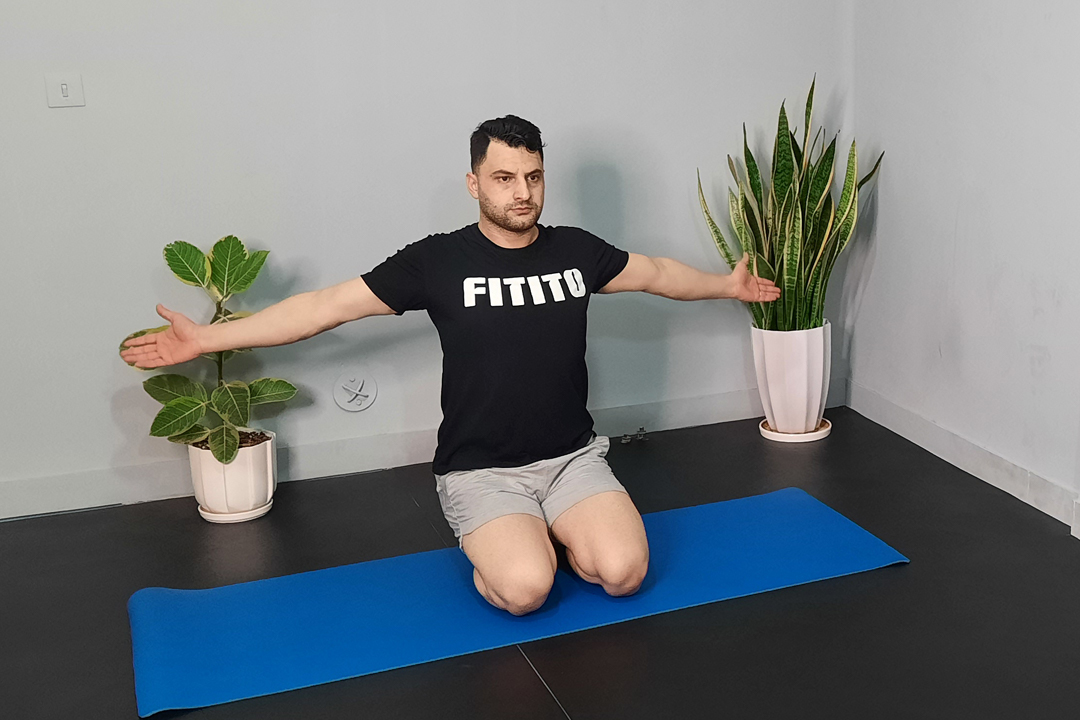 کشش سرشانه جلو دست باز نشسته