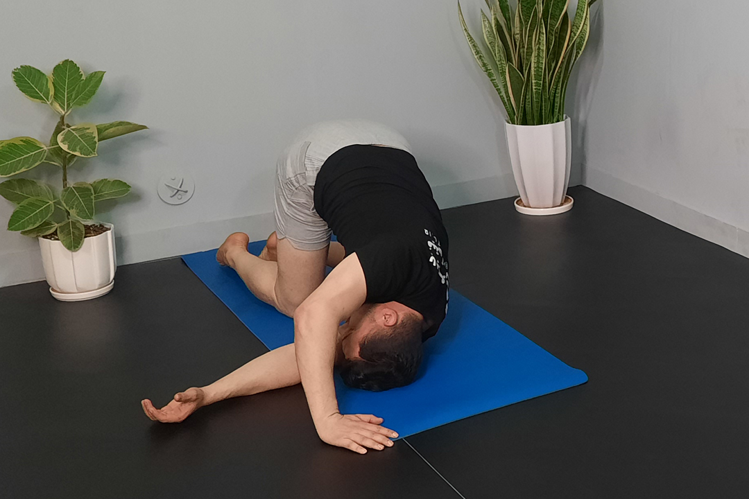 کشش سرشانه دست خارج بدن روی زانو