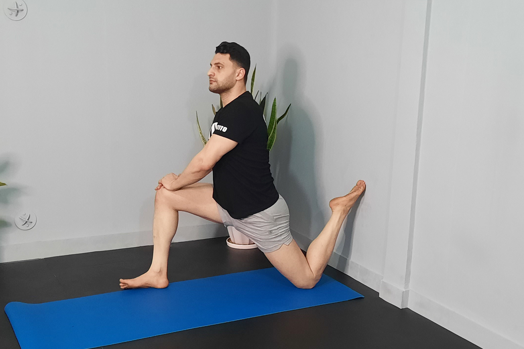 کشش خم کننده ران زانو زده با حمایت دیوار