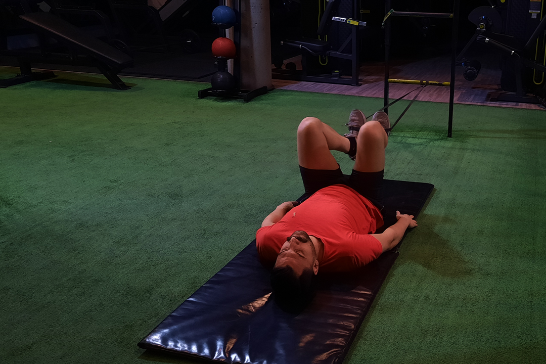 خم کردن پا با کش جفت خوابیده