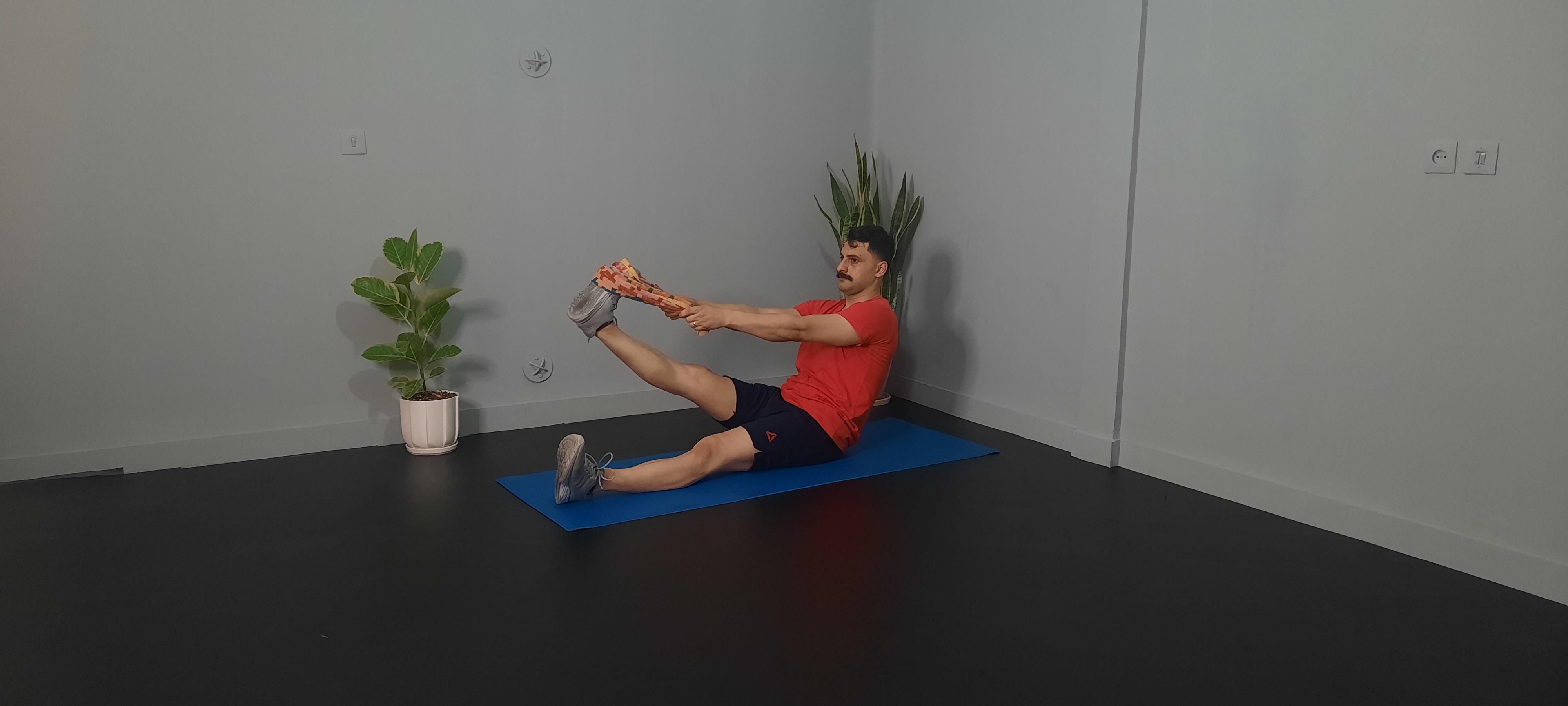 کشش همسترینگ تک پا با حوله نشسته