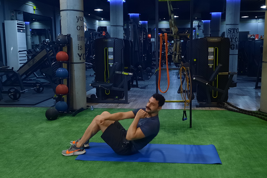 شکم کرانچ مورب با مشت ضربدری