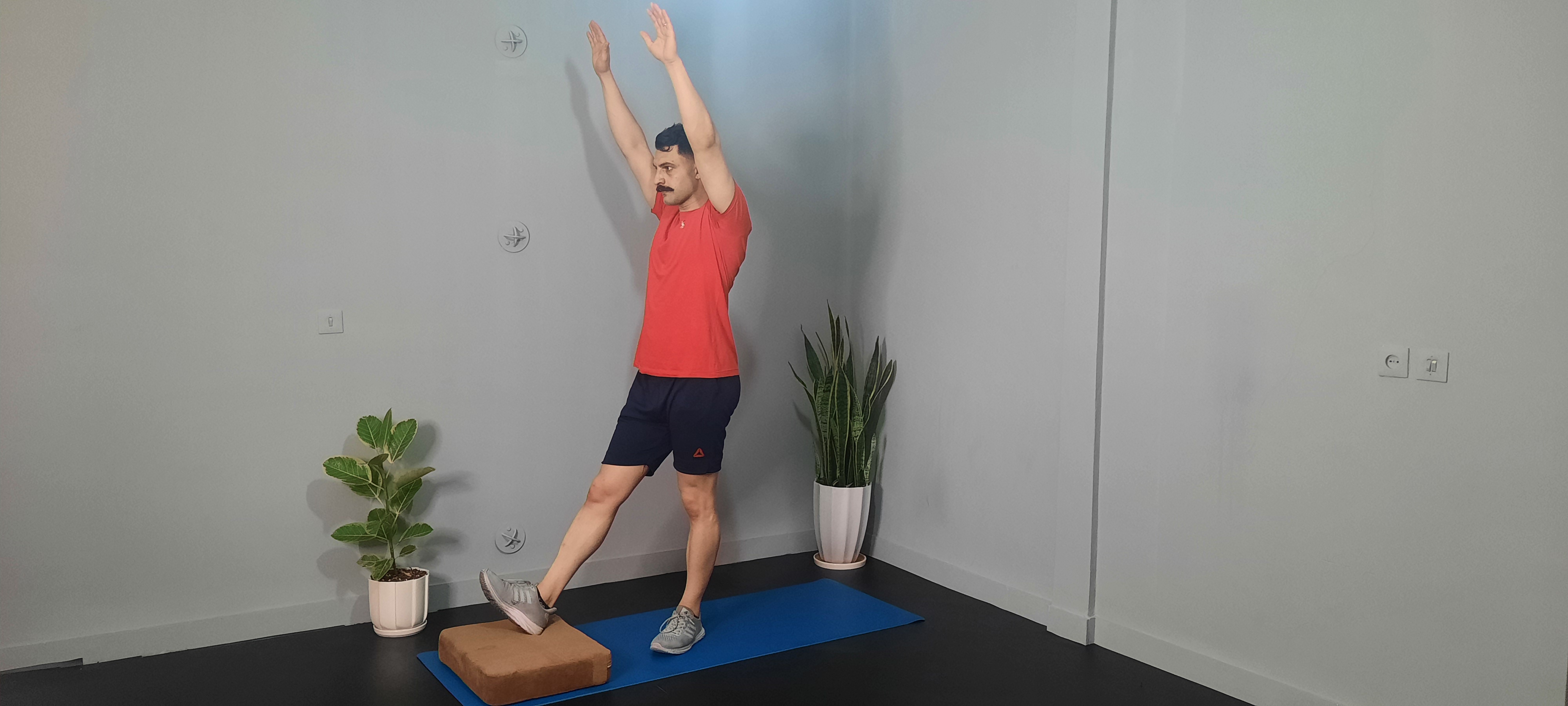 کشش همسترینگ تک پا روی استپ