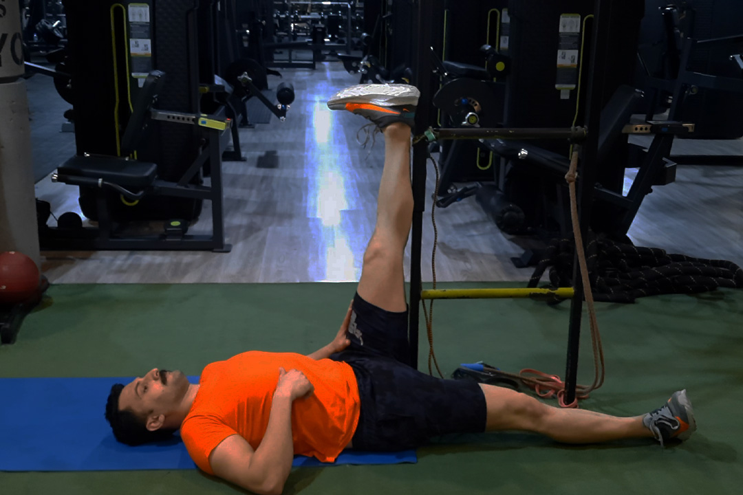 کشش همسترینگ تک پا عمود روی میله خوابیده