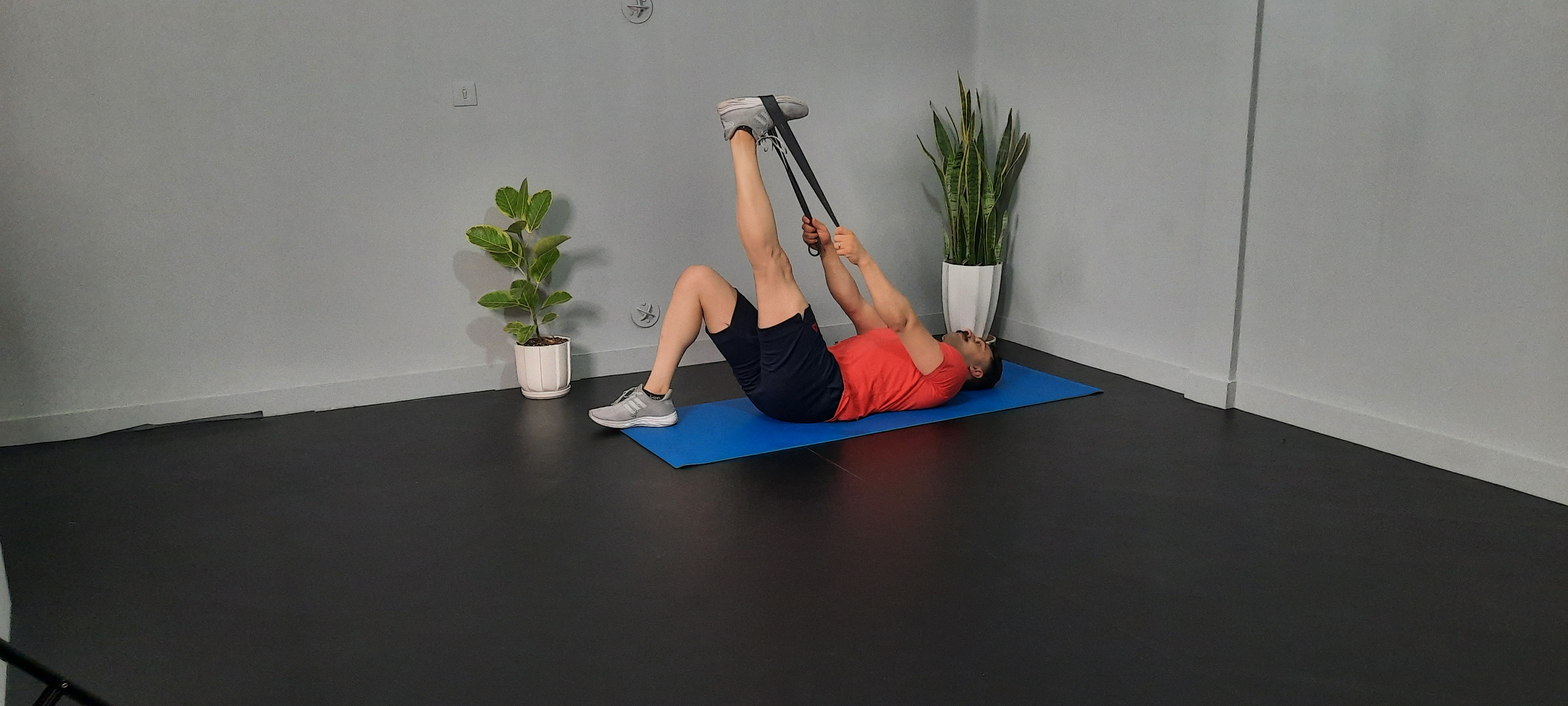 کشش همسترینگ تک پا با کمک کش خوابیده