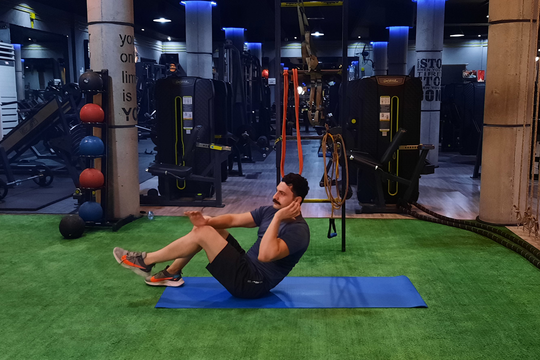 شکم کرانچ چهار ضرب لمس زانو و پاشنه