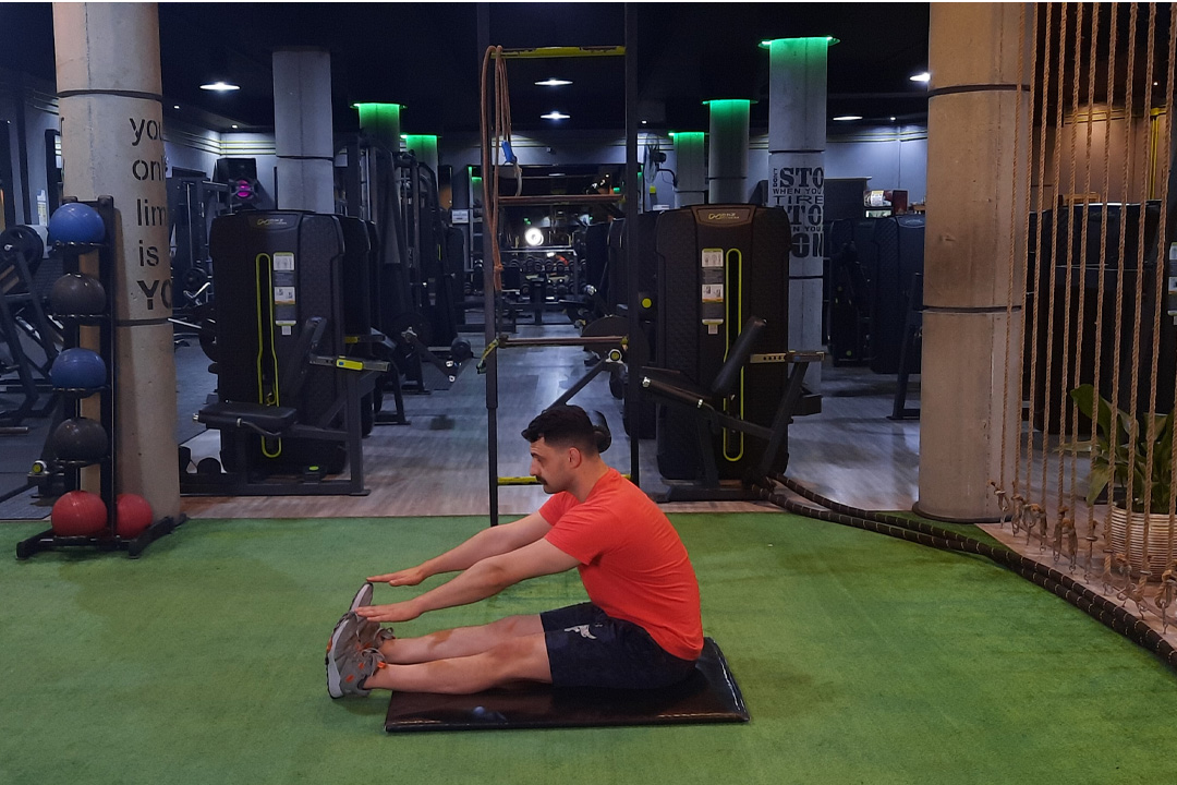 کشش همسترینگ پشت صاف نشسته