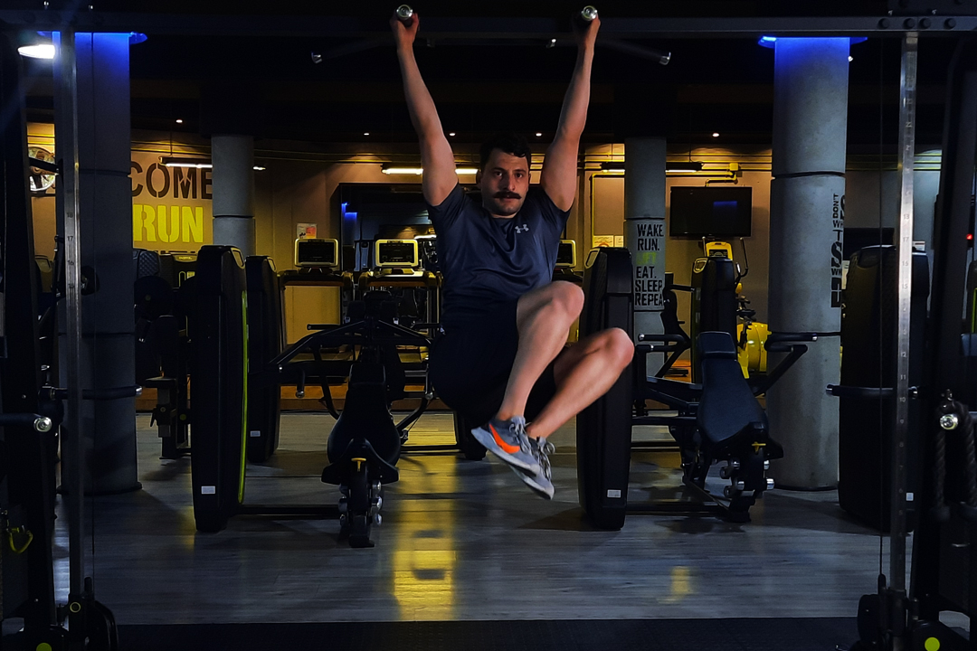 زیرشکم مورب زانو جمع آویزان از بارفیکس