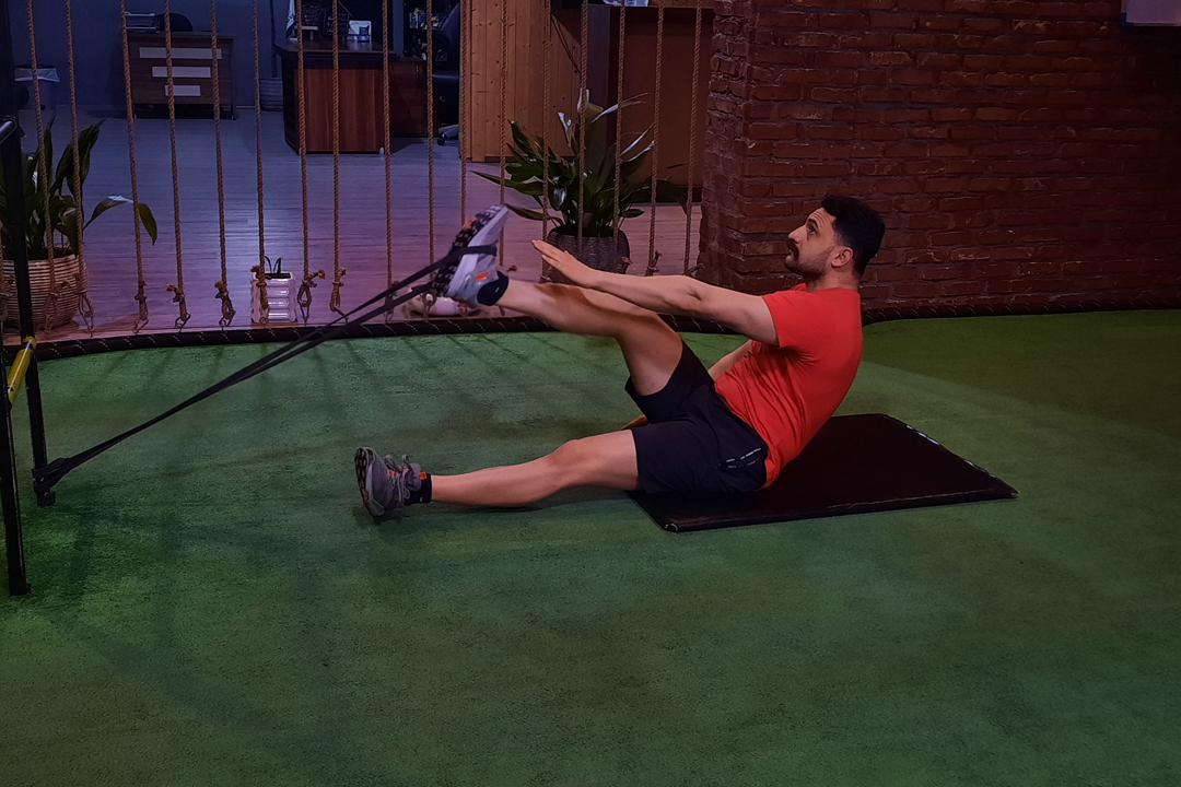 شکم وی با کش پای مخالف