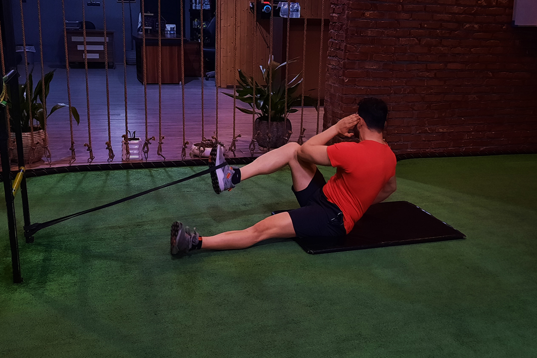 شکم کرانچ دوچرخه با کش پای مخالف