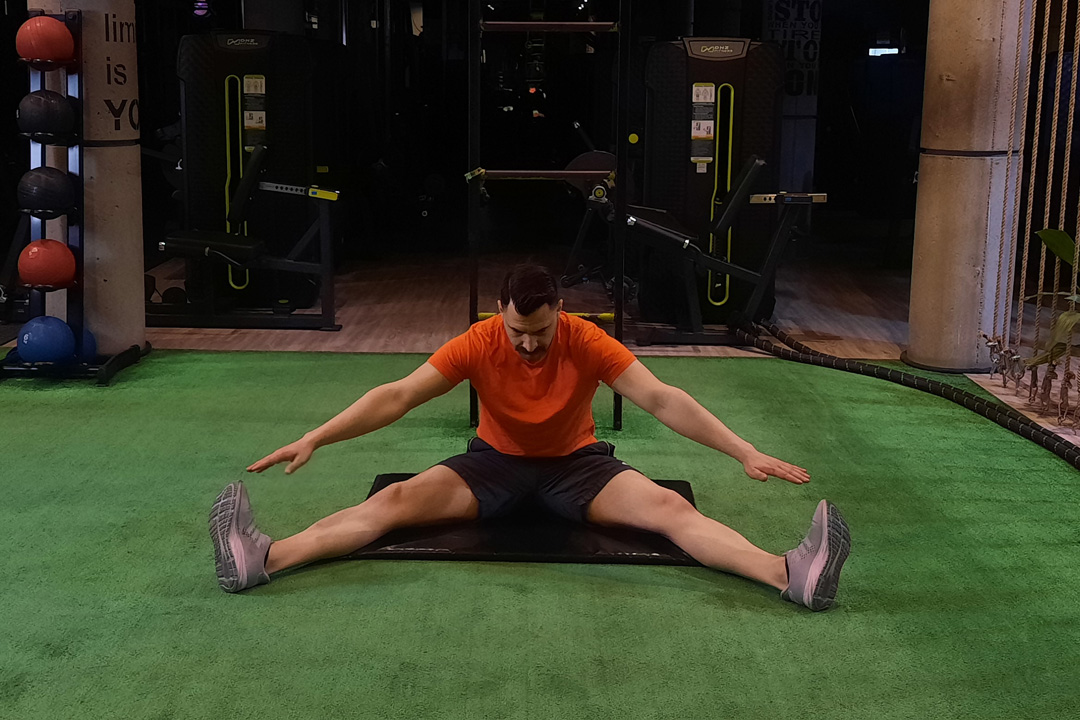 کشش نزدیک کننده ران پا باز