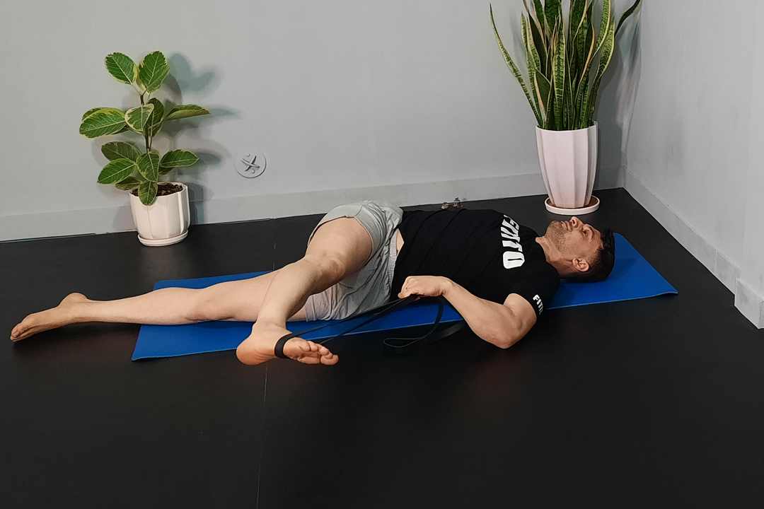 کشش ایلیوتیبیال بند با کش ضربدری خوابیده