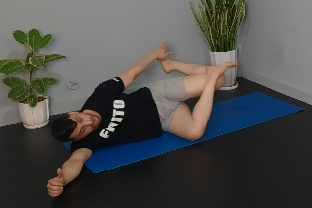 کشش ایلیوتیبیال بند زانو قیچی پهلو خوابیده