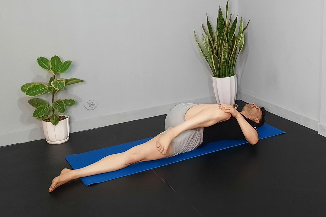 کشش ایلیوتیبیال زانو خم به شانه مخالف خوابیده