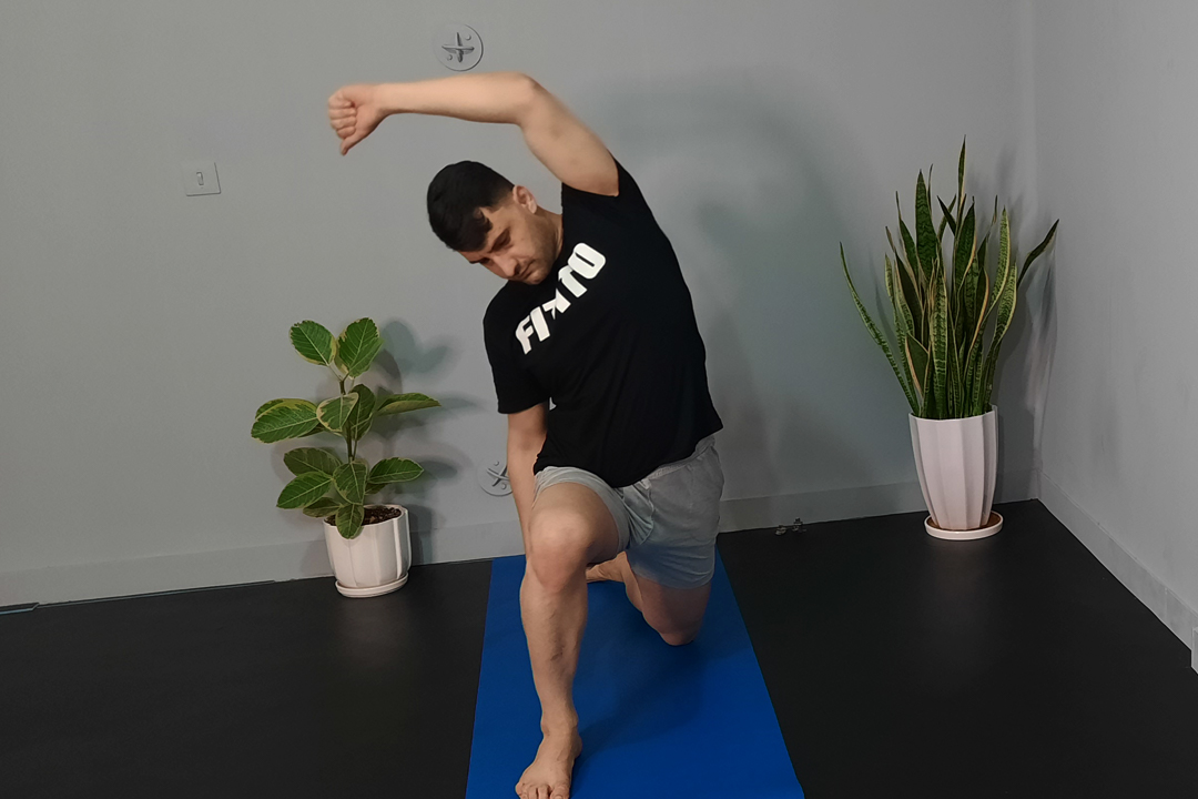 کشش خم کننده ران حالت لانجز زانو پایین با خم شدن جانبی تنه