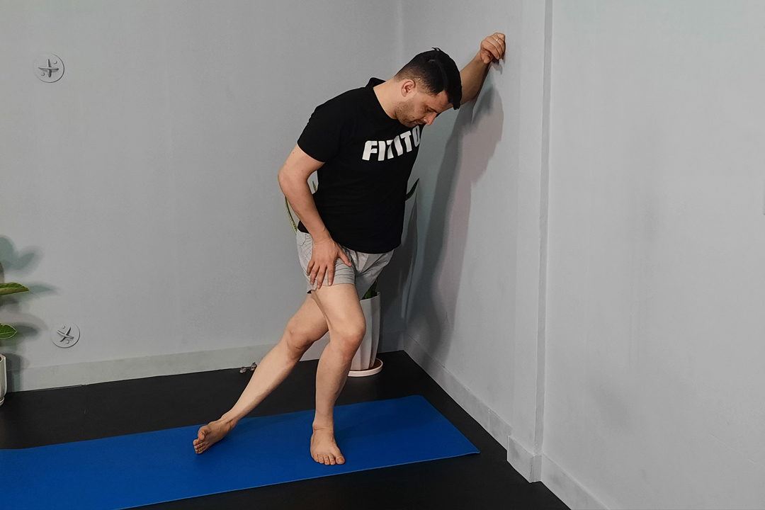 کشش ایلیوتیبیال بند پا قیچی با حمایت دیوار