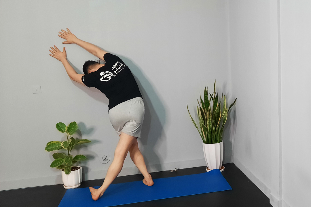 کشش ایلیوتیبیال بند پا قیچی پهلو با حمایت دیوار