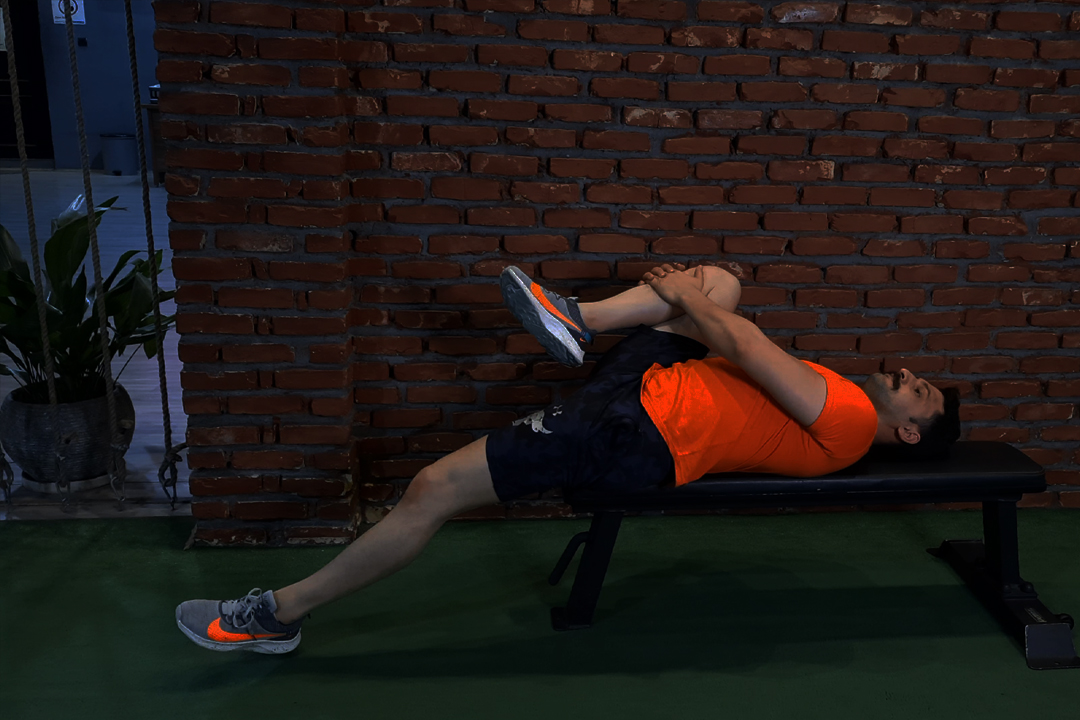 کشش خم کننده ران روی میز خوابیده