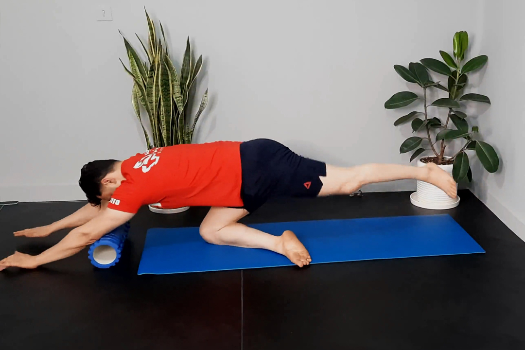 رولینگ دست روی فوم رولر تک پا