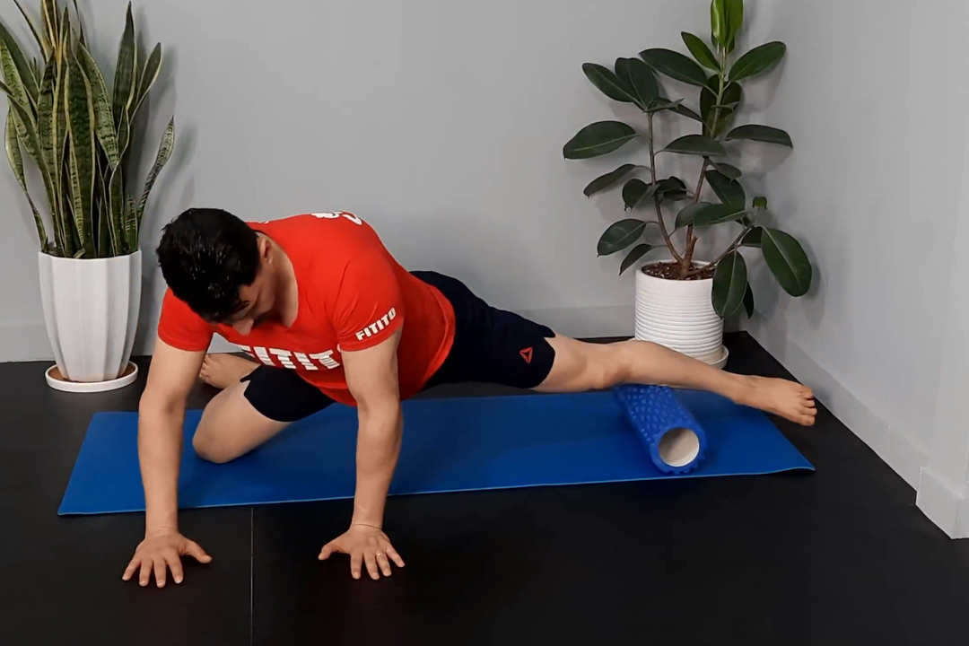 غلتیدن یک پا صاف روی فوم رولر نشسته