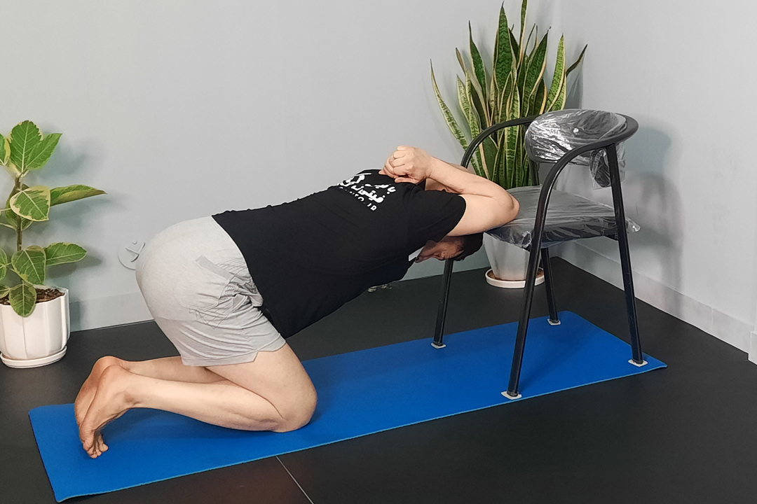 کشش پشت بازو آرنج خم روی صندلی