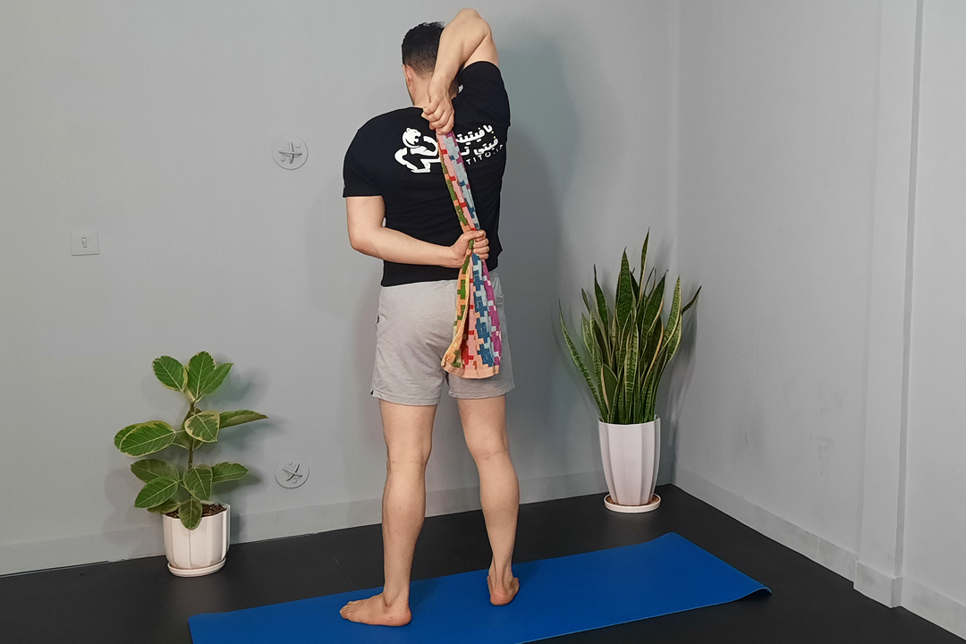 کشش پشت بازو با حوله پشت سر