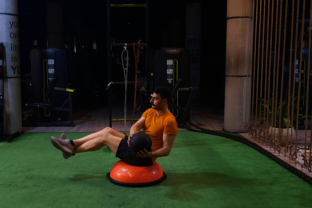 شکم مورب مدیسن بال روی بوسوبال نشسته