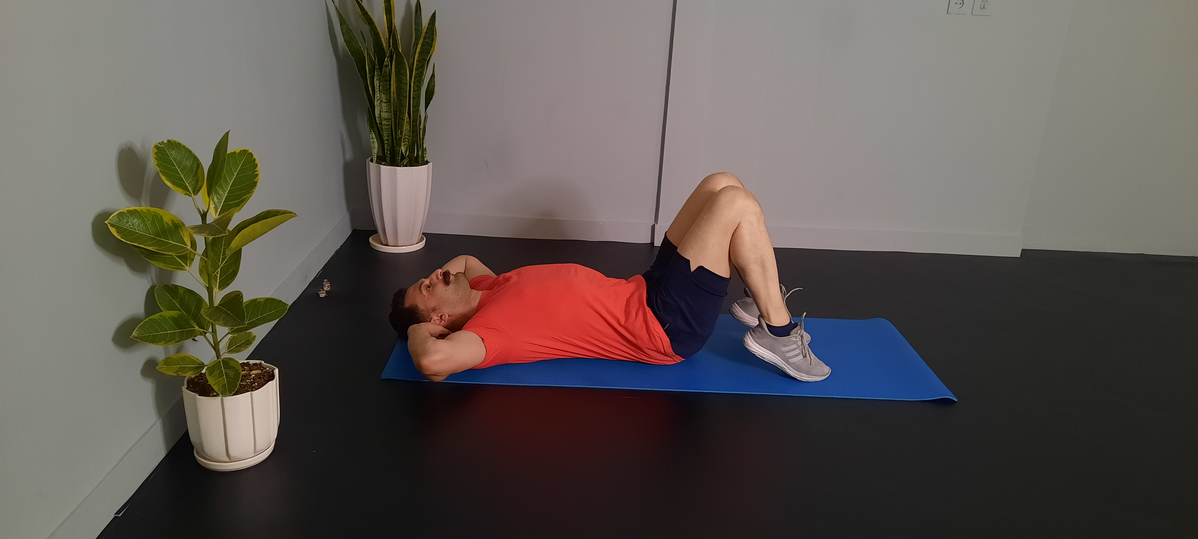 ساق پا زانو خم با دست پشت سر