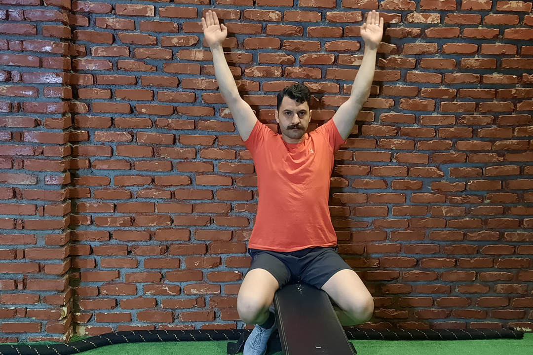 دست حالت Y با پشت کتف ایزومتریک نشسته