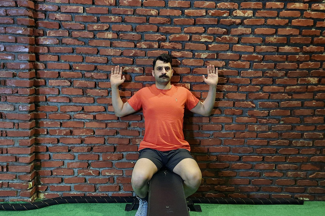 دست حالت W با پشت کتف ایزومتریک نشسته