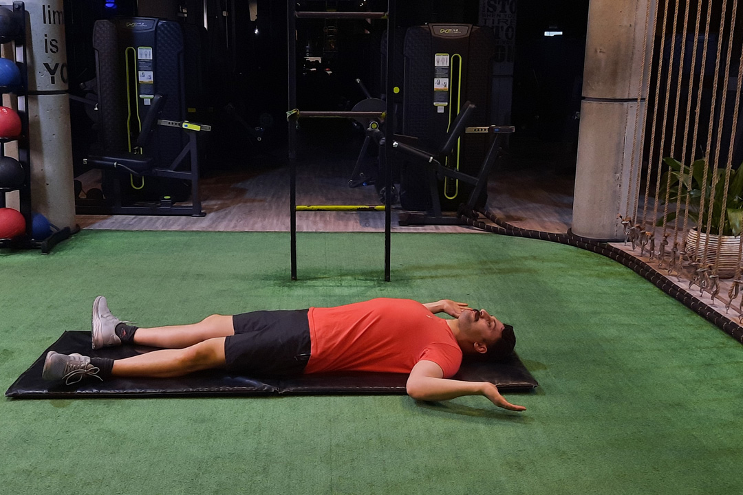 دست حالت W با پشت کتف ایزومتریک خوابیده