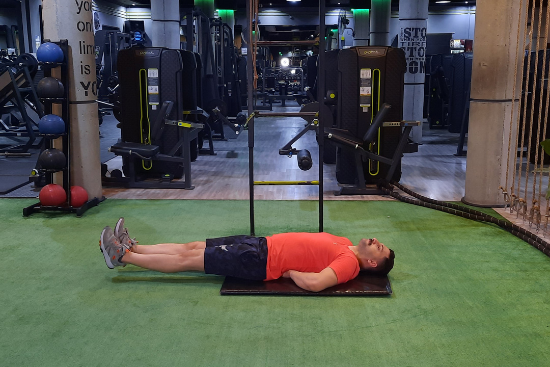 بلند کردن پاها از روی زمین خوابیده