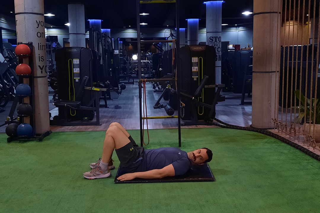 خم کردن گردن با چرخش به طرفین خوابیده