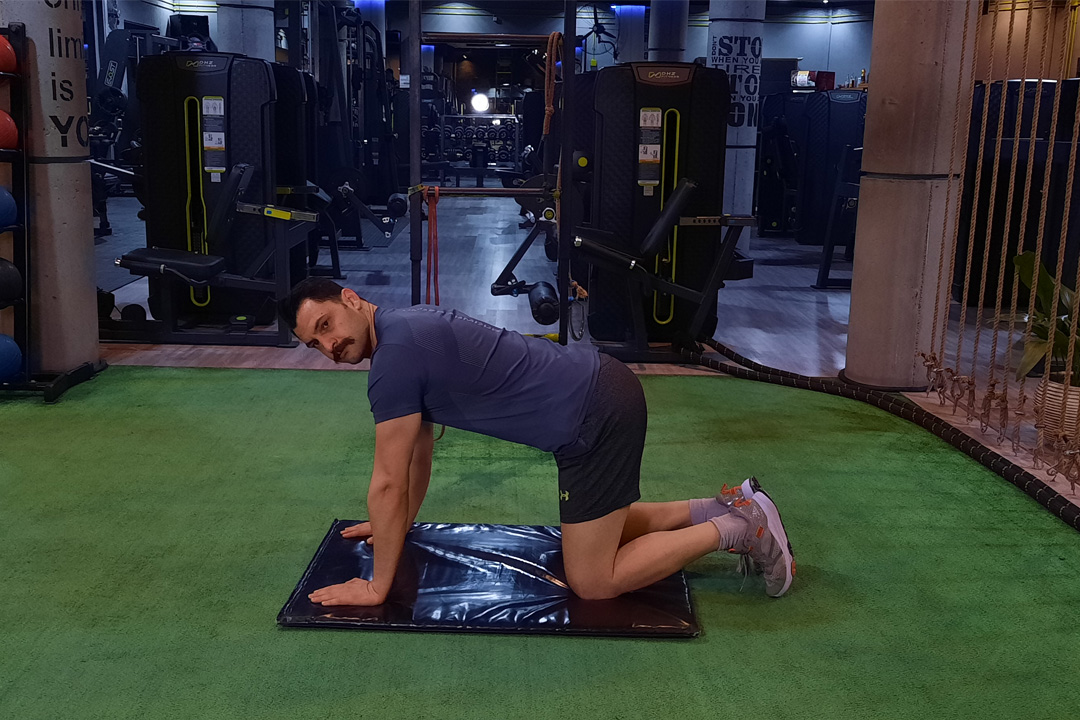 باز کردن گردن با چرخش به طرفین چهار دست و پا