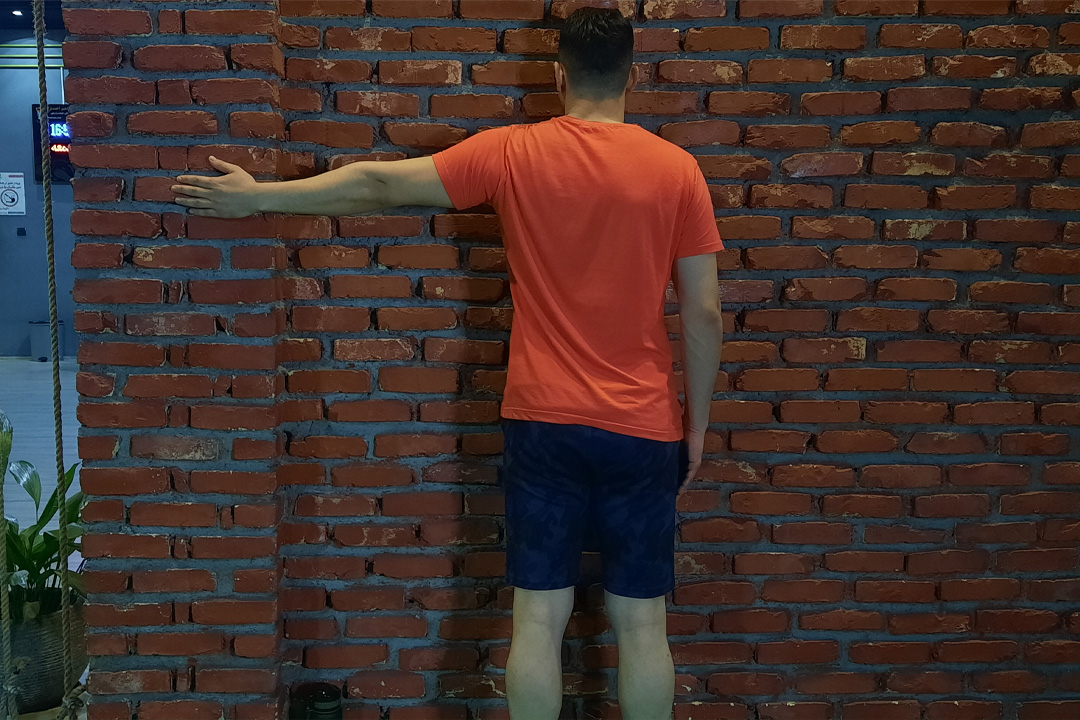 کشش عضلات کمربند شانه رو به دیوار