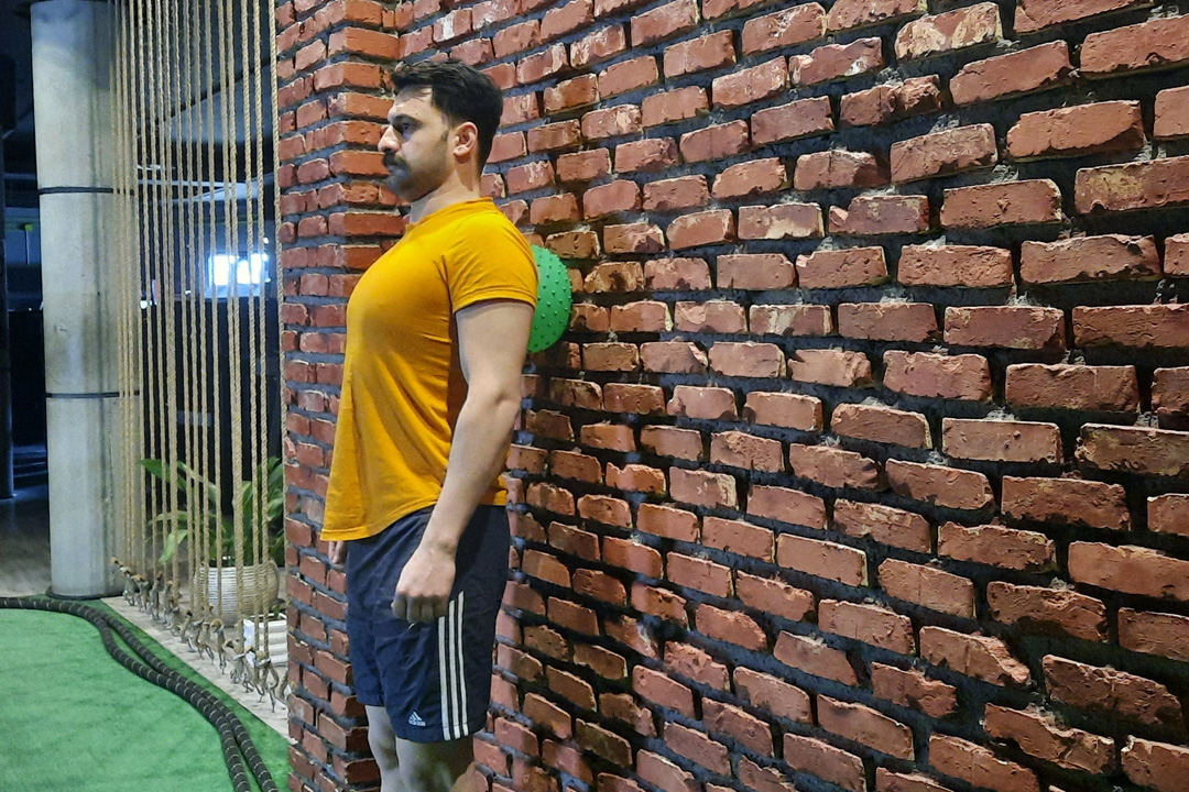 فشار ایزومتریک به توپ بین کتف ها و دیوار