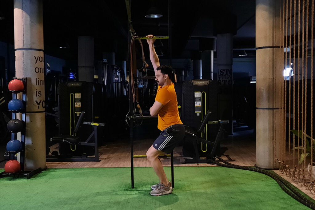 آویزان شدن از بارفیکس با یک دست