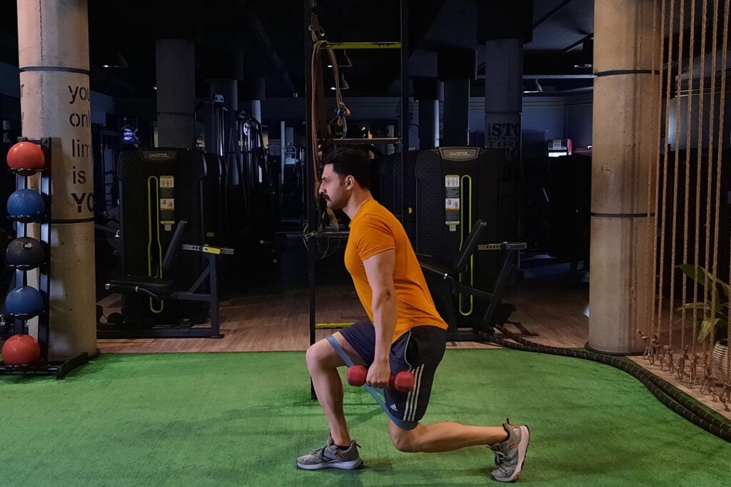 لانجز با تراباند دور ران با دمبل در دست