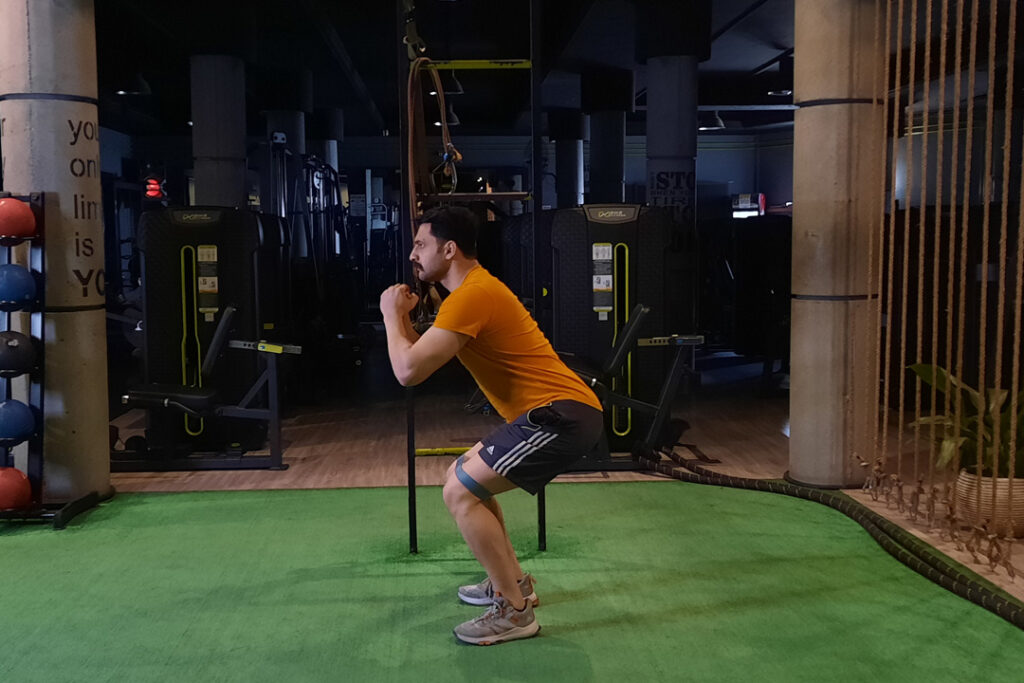 اسکوات با کش مینی لوپ دور ران