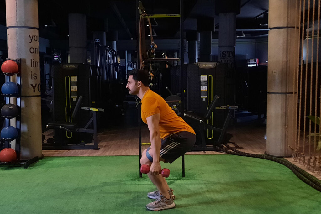 اسکوات با کش مینی لوپ دور ران با دمبل