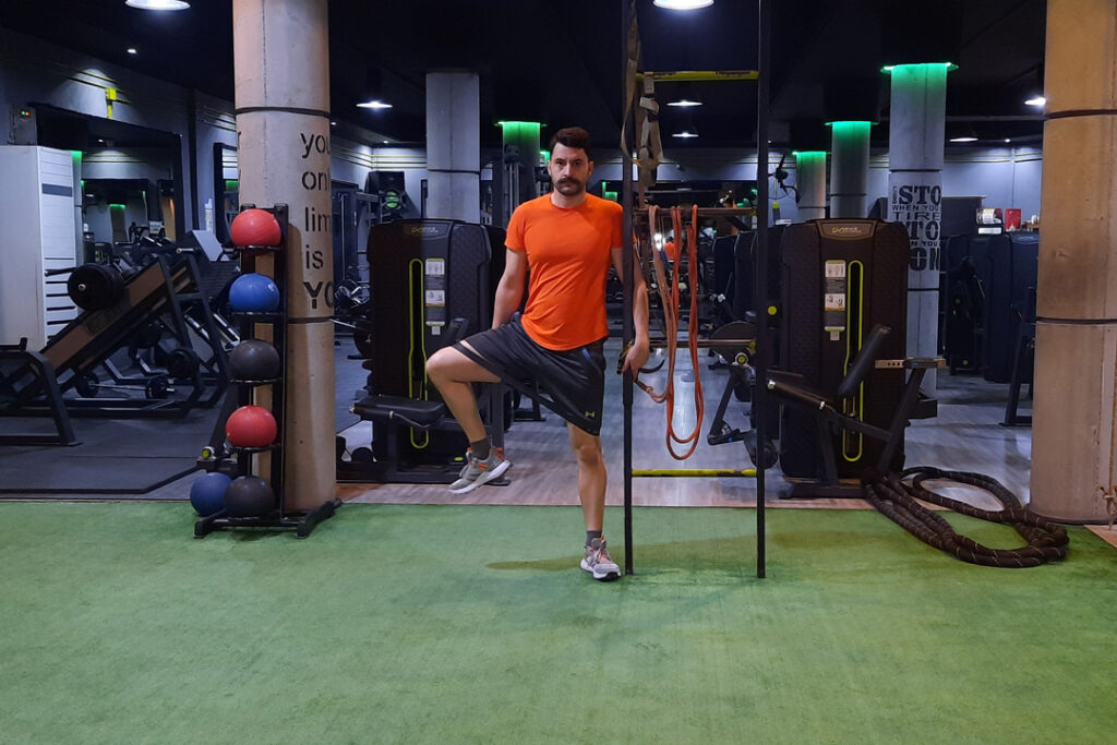 چرخش خارجی ران با کش دور ران