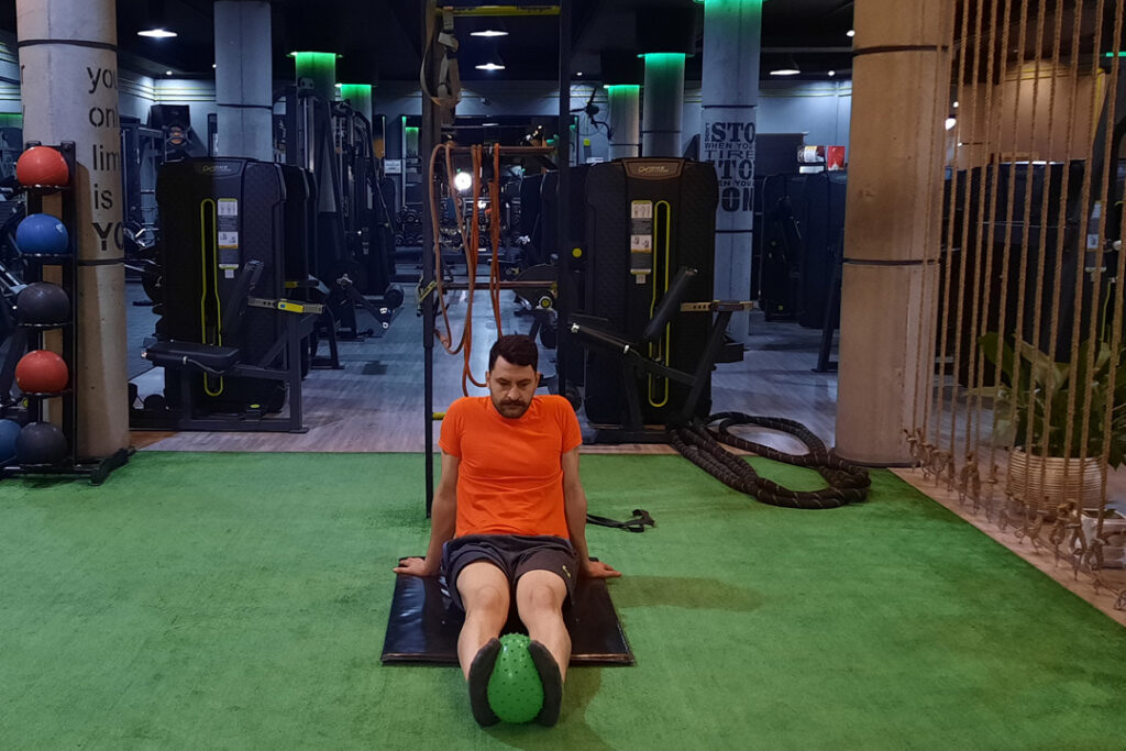 فشار ایزومتریک توپ پیلاتس بین پاها نشسته