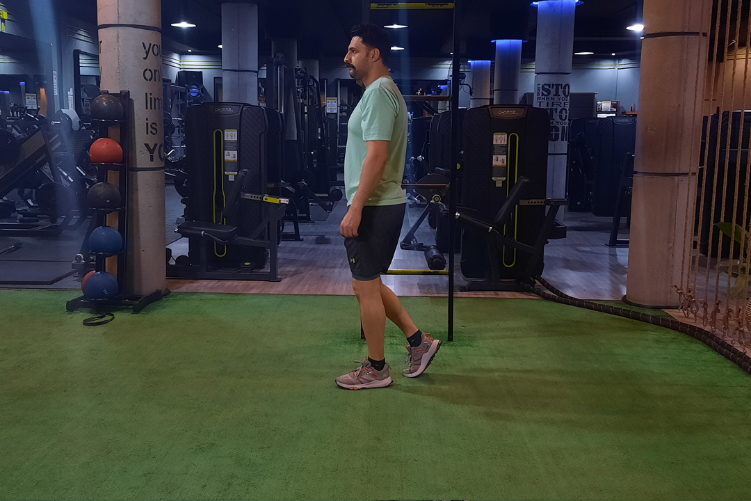 راه رفتن به جلو با کش بالای زانو